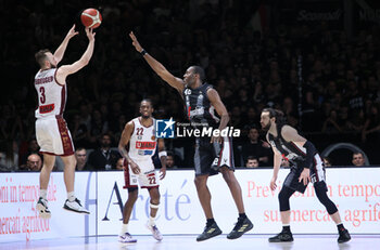 2024-05-26 - Max Heidegger (Umana Reyer Venezia) in action thwarted by Bryant Dunston (Segafredo Virtus Bologna) during the LBA italian A1 series basketball championship match 2 of the playoffs semifinals Segafredo Virtus Bologna Vs. Umana Reyer Venezia at Segafredo Arena, Bologna, Italy, May 26, 2024 - Photo: Michele Nucci - VIRTUS BOLOGNA VS REYER VENEZIA - ITALIAN SERIE A - BASKETBALL