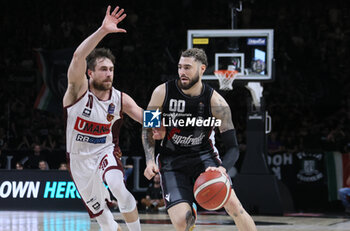 2024-05-26 - Isaia Cordinier (Segafredo Virtus Bologna) in action thwarted by Andrea De Nicolao (Umana Reyer Venezia) during the LBA italian A1 series basketball championship match 2 of the playoffs semifinals Segafredo Virtus Bologna Vs. Umana Reyer Venezia at Segafredo Arena, Bologna, Italy, May 26, 2024 - Photo: Michele Nucci - VIRTUS BOLOGNA VS REYER VENEZIA - ITALIAN SERIE A - BASKETBALL