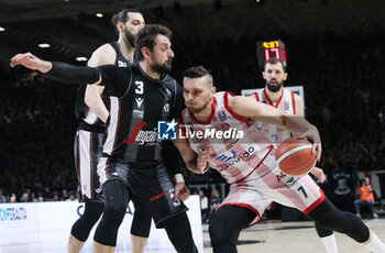 2024-06-06 - Stefano Tonut (Milano) in action thwarted by Marco Belinelli (Bologna) during race 1 of the playoffs final game of the LBA Italian basketball championship Segafredo Virtus Bologna vs EA7 Emporio Armani Olimpia Milano at Segafredo Arena, Bologna, Italy, June 06, 2024 - photo Michele Nucci - RACE 1 FINAL / VIRTUS SEGAFREDO BOLOGNA VS EA7 EMPORIO ARMANI MILANO - ITALIAN SERIE A - BASKETBALL