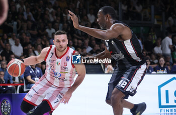 2024-06-06 - Stefano Tonut (Milano) in action thwarted by Bryant Dunston (Bologna) during race 1 of the playoffs final game of the LBA Italian basketball championship Segafredo Virtus Bologna vs EA7 Emporio Armani Olimpia Milano at Segafredo Arena, Bologna, Italy, June 06, 2024 - photo Michele Nucci - RACE 1 FINAL / VIRTUS SEGAFREDO BOLOGNA VS EA7 EMPORIO ARMANI MILANO - ITALIAN SERIE A - BASKETBALL