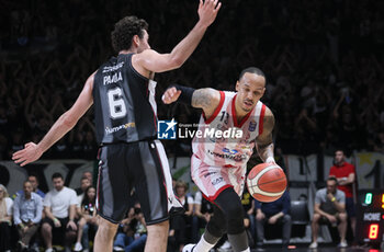 2024-06-06 - Shabazz Napier (Milano) in action thwarted by Alessandro Pajola (Bologna) during race 1 of the playoffs final game of the LBA Italian basketball championship Segafredo Virtus Bologna vs EA7 Emporio Armani Olimpia Milano at Segafredo Arena, Bologna, Italy, June 06, 2024 - photo Michele Nucci - RACE 1 FINAL / VIRTUS SEGAFREDO BOLOGNA VS EA7 EMPORIO ARMANI MILANO - ITALIAN SERIE A - BASKETBALL