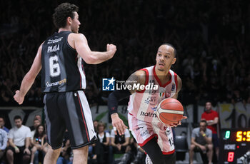 2024-06-06 - Shabazz Napier (Milano) (R) in action thwarted by Alessandro Pajola (Bologna) during race 1 of the playoffs final game of the LBA Italian basketball championship Segafredo Virtus Bologna vs EA7 Emporio Armani Olimpia Milano at Segafredo Arena, Bologna, Italy, June 06, 2024 - photo Michele Nucci - RACE 1 FINAL / VIRTUS SEGAFREDO BOLOGNA VS EA7 EMPORIO ARMANI MILANO - ITALIAN SERIE A - BASKETBALL