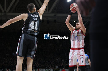 2024-06-06 - Stefano Tonut (Milano) in action thwarted by Ante Zizic (Bologna) during race 1 of the playoffs final game of the LBA Italian basketball championship Segafredo Virtus Bologna vs EA7 Emporio Armani Olimpia Milano at Segafredo Arena, Bologna, Italy, June 06, 2024 - photo Michele Nucci - RACE 1 FINAL / VIRTUS SEGAFREDO BOLOGNA VS EA7 EMPORIO ARMANI MILANO - ITALIAN SERIE A - BASKETBALL