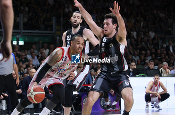 2024-06-06 - Shabazz Napier (Milano) in action thwarted by Alessandro Pajola (Bologna) during race 1 of the playoffs final game of the LBA Italian basketball championship Segafredo Virtus Bologna vs EA7 Emporio Armani Olimpia Milano at Segafredo Arena, Bologna, Italy, June 06, 2024 - photo Michele Nucci - RACE 1 FINAL / VIRTUS SEGAFREDO BOLOGNA VS EA7 EMPORIO ARMANI MILANO - ITALIAN SERIE A - BASKETBALL