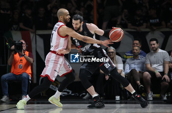 2024-06-06 - Tornike Shengelia (Bologna) in action thwarted by Shavon Shields (Milano) during race 1 of the playoffs final game of the LBA Italian basketball championship Segafredo Virtus Bologna vs EA7 Emporio Armani Olimpia Milano at Segafredo Arena, Bologna, Italy, June 06, 2024 - photo Michele Nucci - RACE 1 FINAL / VIRTUS SEGAFREDO BOLOGNA VS EA7 EMPORIO ARMANI MILANO - ITALIAN SERIE A - BASKETBALL