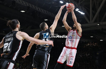 2024-06-06 - Shavon Shields (Milano) in action thwarted by Ante Zizic (Bologna) during race 1 of the playoffs final game of the LBA Italian basketball championship Segafredo Virtus Bologna vs EA7 Emporio Armani Olimpia Milano at Segafredo Arena, Bologna, Italy, June 06, 2024 - photo Michele Nucci - RACE 1 FINAL / VIRTUS SEGAFREDO BOLOGNA VS EA7 EMPORIO ARMANI MILANO - ITALIAN SERIE A - BASKETBALL