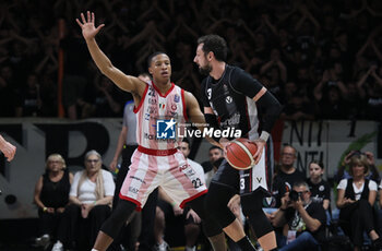 2024-06-06 - Marco Belinelli (Bologna) in action thwarted by Devon Hall (Milano) during race 1 of the playoffs final game of the LBA Italian basketball championship Segafredo Virtus Bologna vs EA7 Emporio Armani Olimpia Milano at Segafredo Arena, Bologna, Italy, June 06, 2024 - photo Michele Nucci - RACE 1 FINAL / VIRTUS SEGAFREDO BOLOGNA VS EA7 EMPORIO ARMANI MILANO - ITALIAN SERIE A - BASKETBALL