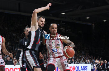 2024-06-06 - Shabazz Napier (Milano) in action thwarted by Ante Zizic (Bologna) during race 1 of the playoffs final game of the LBA Italian basketball championship Segafredo Virtus Bologna vs EA7 Emporio Armani Olimpia Milano at Segafredo Arena, Bologna, Italy, June 06, 2024 - photo Michele Nucci - RACE 1 FINAL / VIRTUS SEGAFREDO BOLOGNA VS EA7 EMPORIO ARMANI MILANO - ITALIAN SERIE A - BASKETBALL