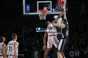 2024-06-06 - Ante Zizic (Bologna) c\Kyle Hines (Milano) during race 1 of the playoffs final game of the LBA Italian basketball championship Segafredo Virtus Bologna vs EA7 Emporio Armani Olimpia Milano at Segafredo Arena, Bologna, Italy, June 06, 2024 - photo Michele Nucci - RACE 1 FINAL / VIRTUS SEGAFREDO BOLOGNA VS EA7 EMPORIO ARMANI MILANO - ITALIAN SERIE A - BASKETBALL