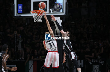 2024-06-06 - Shavon Shields (Milano) in action thwarted by Tornike Shengelia (Bologna) during race 1 of the playoffs final game of the LBA Italian basketball championship Segafredo Virtus Bologna vs EA7 Emporio Armani Olimpia Milano at Segafredo Arena, Bologna, Italy, June 06, 2024 - photo Michele Nucci - RACE 1 FINAL / VIRTUS SEGAFREDO BOLOGNA VS EA7 EMPORIO ARMANI MILANO - ITALIAN SERIE A - BASKETBALL