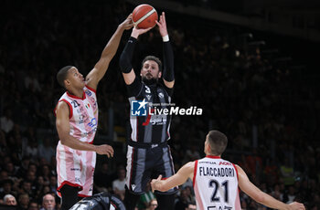 2024-06-06 - Marco Belinelli (Bologna) in action thwarted by Diego Flaccadori (Milano) during race 1 of the playoffs final game of the LBA Italian basketball championship Segafredo Virtus Bologna vs EA7 Emporio Armani Olimpia Milano at Segafredo Arena, Bologna, Italy, June 06, 2024 - photo Michele Nucci - RACE 1 FINAL / VIRTUS SEGAFREDO BOLOGNA VS EA7 EMPORIO ARMANI MILANO - ITALIAN SERIE A - BASKETBALL