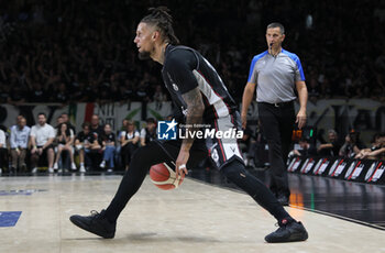 2024-06-06 - Daniel Hackett (Bologna) during race 1 of the playoffs final game of the LBA Italian basketball championship Segafredo Virtus Bologna vs EA7 Emporio Armani Olimpia Milano at Segafredo Arena, Bologna, Italy, June 06, 2024 - photo Michele Nucci - RACE 1 FINAL / VIRTUS SEGAFREDO BOLOGNA VS EA7 EMPORIO ARMANI MILANO - ITALIAN SERIE A - BASKETBALL