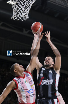 2024-06-06 - Ante Zizic (Bologna) in action thwarted by Devon Hall (Milano) during race 1 of the playoffs final game of the LBA Italian basketball championship Segafredo Virtus Bologna vs EA7 Emporio Armani Olimpia Milano at Segafredo Arena, Bologna, Italy, June 06, 2024 - photo Michele Nucci - RACE 1 FINAL / VIRTUS SEGAFREDO BOLOGNA VS EA7 EMPORIO ARMANI MILANO - ITALIAN SERIE A - BASKETBALL