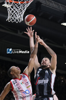 2024-06-06 - Ante Zizic (Bologna) in action thwarted by Devon Hall (Milano) during race 1 of the playoffs final game of the LBA Italian basketball championship Segafredo Virtus Bologna vs EA7 Emporio Armani Olimpia Milano at Segafredo Arena, Bologna, Italy, June 06, 2024 - photo Michele Nucci - RACE 1 FINAL / VIRTUS SEGAFREDO BOLOGNA VS EA7 EMPORIO ARMANI MILANO - ITALIAN SERIE A - BASKETBALL