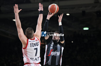 2024-06-06 - Marco Belinelli (Bologna) in action thwarted by Stefano Tonut (Milano) during race 1 of the playoffs final game of the LBA Italian basketball championship Segafredo Virtus Bologna vs EA7 Emporio Armani Olimpia Milano at Segafredo Arena, Bologna, Italy, June 06, 2024 - photo Michele Nucci - RACE 1 FINAL / VIRTUS SEGAFREDO BOLOGNA VS EA7 EMPORIO ARMANI MILANO - ITALIAN SERIE A - BASKETBALL