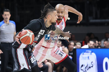 2024-06-08 - Daniel Hackett (Bologna) in action thwarted by Shavon Shields (Milano) during race 2 of the playoffs final game of the LBA Italian basketball championship Segafredo Virtus Bologna vs EA7 Emporio Armani Olimpia Milano at Segafredo Arena, Bologna, Italy, June 08, 2024 - photo Michele Nucci - RACE 2 FINAL - VIRTUS SEGAFREDO BOLOGNA VS EA7 EMPORIO ARMANI MILANO - ITALIAN SERIE A - BASKETBALL