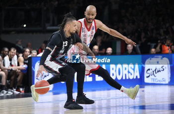 2024-06-08 - Daniel Hackett (Bologna) in action thwarted by Shavon Shields (Milano) during race 2 of the playoffs final game of the LBA Italian basketball championship Segafredo Virtus Bologna vs EA7 Emporio Armani Olimpia Milano at Segafredo Arena, Bologna, Italy, June 08, 2024 - photo Michele Nucci - RACE 2 FINAL - VIRTUS SEGAFREDO BOLOGNA VS EA7 EMPORIO ARMANI MILANO - ITALIAN SERIE A - BASKETBALL