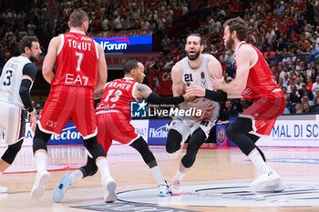 2024-06-11 - Tornike Shengelia (Virtus Segafredo Bologna) & Shabaz Napier (EA7 Emporio Armani Olimpia Milano) - GAME 3 FINAL - EA7 EMPORIO ARMANI MILANO VS VIRTUS SEGAFREDO BOLOGNA - ITALIAN SERIE A - BASKETBALL