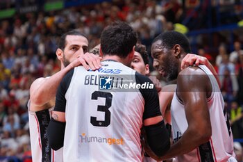 2024-06-11 - Marco Belinelli (Virtus Segafredo Bologna) & his Virtus Segafredo Bologna team - GAME 3 FINAL - EA7 EMPORIO ARMANI MILANO VS VIRTUS SEGAFREDO BOLOGNA - ITALIAN SERIE A - BASKETBALL