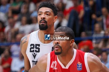 2024-06-11 - Jordan Mickey (Virtus Segafredo Bologna) & Kyle Hines (EA7 Emporio Armani Olimpia Milano) - GAME 3 FINAL - EA7 EMPORIO ARMANI MILANO VS VIRTUS SEGAFREDO BOLOGNA - ITALIAN SERIE A - BASKETBALL