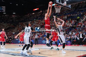 2024-06-11 - Johannes Voigtmann (EA7 Emporio Armani Olimpia Milano) & Daniel Hackett (Virtus Segafredo Bologna) - GAME 3 FINAL - EA7 EMPORIO ARMANI MILANO VS VIRTUS SEGAFREDO BOLOGNA - ITALIAN SERIE A - BASKETBALL