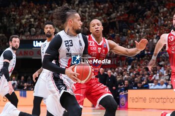 2024-06-11 - Daniel Hackett (Virtus Segafredo Bologna) & Devon Hall (EA7 Emporio Armani Olimpia Milano) - GAME 3 FINAL - EA7 EMPORIO ARMANI MILANO VS VIRTUS SEGAFREDO BOLOGNA - ITALIAN SERIE A - BASKETBALL