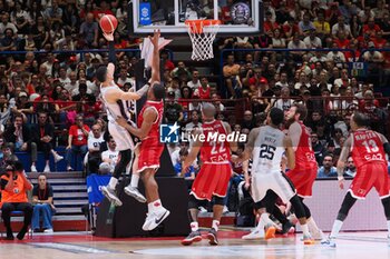 2024-06-11 - Iffe Lundberg (Virtus Segafredo Bologna) & Kyle Hines (EA7 Emporio Armani Olimpia Milano) - GAME 3 FINAL - EA7 EMPORIO ARMANI MILANO VS VIRTUS SEGAFREDO BOLOGNA - ITALIAN SERIE A - BASKETBALL