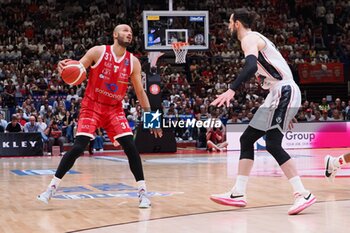 2024-06-11 - Shavon Shields (EA7 Emporio Armani Olimpia Milano) & Tornike Shengelia (Virtus Segafredo Bologna) - GAME 3 FINAL - EA7 EMPORIO ARMANI MILANO VS VIRTUS SEGAFREDO BOLOGNA - ITALIAN SERIE A - BASKETBALL