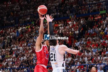 2024-06-11 - Shavon Shields (EA7 Emporio Armani Olimpia Milano) thwarted by Tornike Shengelia (Virtus Segafredo Bologna) - GAME 3 FINAL - EA7 EMPORIO ARMANI MILANO VS VIRTUS SEGAFREDO BOLOGNA - ITALIAN SERIE A - BASKETBALL