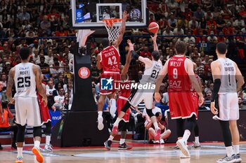 2024-06-11 - Tornike Shengelia (Virtus Segafredo Bologna) & Kyle Hines (EA7 Emporio Armani Olimpia Milano) - GAME 3 FINAL - EA7 EMPORIO ARMANI MILANO VS VIRTUS SEGAFREDO BOLOGNA - ITALIAN SERIE A - BASKETBALL