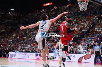 2024-06-11 - Alessandro Pajola (Virtus Segafredo Bologna) & Shabaz Napier (EA7 Emporio Armani Olimpia Milano) - GAME 3 FINAL - EA7 EMPORIO ARMANI MILANO VS VIRTUS SEGAFREDO BOLOGNA - ITALIAN SERIE A - BASKETBALL