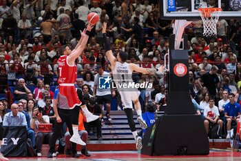 2024-06-13 - Stefano Tonut (EA7 Emporio Armani Olimpia Milano) & Iffe Lundberg (Virtus Segafredo Bologna) - GAME 4 FINAL - EA7 EMPORIO ARMANI MILANO VS VIRTUS SEGAFREDO BOLOGNA - ITALIAN SERIE A - BASKETBALL