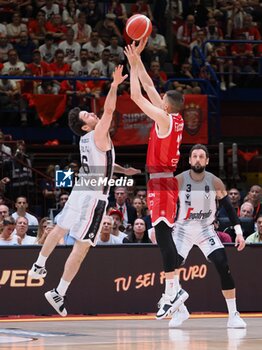 2024-06-13 - Diego Flaccadori (EA7 Emporio Armani Olimpia Milano) thwarted by Alessandro Pajola (Virtus Segafredo Bologna) - GAME 4 FINAL - EA7 EMPORIO ARMANI MILANO VS VIRTUS SEGAFREDO BOLOGNA - ITALIAN SERIE A - BASKETBALL