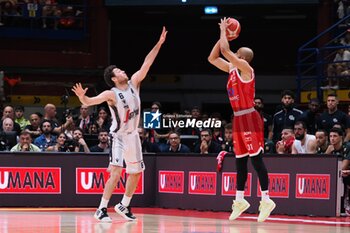 2024-06-13 - Shavon Shields (EA7 Emporio Armani Olimpia Milano) & Alessandro Pajola (Virtus Segafredo Bologna) - GAME 4 FINAL - EA7 EMPORIO ARMANI MILANO VS VIRTUS SEGAFREDO BOLOGNA - ITALIAN SERIE A - BASKETBALL