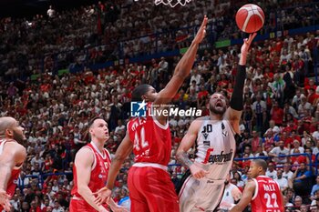 2024-06-13 - Isaia Cordinier (Virtus Segafredo Bologna) & Kyle Hines (EA7 Emporio Armani Olimpia Milano) - GAME 4 FINAL - EA7 EMPORIO ARMANI MILANO VS VIRTUS SEGAFREDO BOLOGNA - ITALIAN SERIE A - BASKETBALL