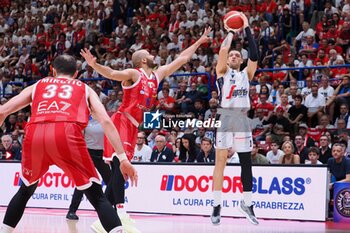 2024-06-13 - Iffe Lundberg (Virtus Segafredo Bologna) & Shavon Shields (EA7 Emporio Armani Olimpia Milano) - GAME 4 FINAL - EA7 EMPORIO ARMANI MILANO VS VIRTUS SEGAFREDO BOLOGNA - ITALIAN SERIE A - BASKETBALL