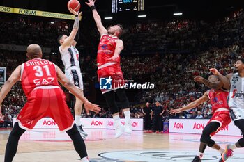 2024-06-13 - Iffe Lundberg (Virtus Segafredo Bologna) thwarted by Stefano Tonut (EA7 Emporio Armani Olimpia Milano) - GAME 4 FINAL - EA7 EMPORIO ARMANI MILANO VS VIRTUS SEGAFREDO BOLOGNA - ITALIAN SERIE A - BASKETBALL