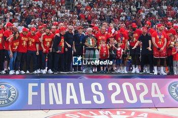 2024-06-13 - players and supporters of EA7 Emporio Armani Olimpia Milano celebrate the victory of the italian title - GAME 4 FINAL - EA7 EMPORIO ARMANI MILANO VS VIRTUS SEGAFREDO BOLOGNA - ITALIAN SERIE A - BASKETBALL