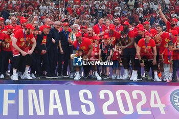 2024-06-13 - players and supporters of EA7 Emporio Armani Olimpia Milano celebrate the victory of the italian title - GAME 4 FINAL - EA7 EMPORIO ARMANI MILANO VS VIRTUS SEGAFREDO BOLOGNA - ITALIAN SERIE A - BASKETBALL