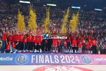 2024-06-13 - players and supporters of EA7 Emporio Armani Olimpia Milano celebrate the victory of the italian title - GAME 4 FINAL - EA7 EMPORIO ARMANI MILANO VS VIRTUS SEGAFREDO BOLOGNA - ITALIAN SERIE A - BASKETBALL