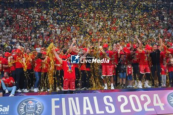 2024-06-13 - players and supporters of EA7 Emporio Armani Olimpia Milano celebrate the victory of the italian title - GAME 4 FINAL - EA7 EMPORIO ARMANI MILANO VS VIRTUS SEGAFREDO BOLOGNA - ITALIAN SERIE A - BASKETBALL