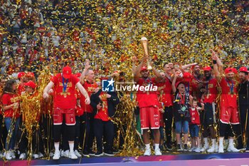 2024-06-13 - players and supporters of EA7 Emporio Armani Olimpia Milano celebrate the victory of the italian title - GAME 4 FINAL - EA7 EMPORIO ARMANI MILANO VS VIRTUS SEGAFREDO BOLOGNA - ITALIAN SERIE A - BASKETBALL