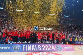 2024-06-13 - players and supporters of EA7 Emporio Armani Olimpia Milano celebrate the victory of the italian title - GAME 4 FINAL - EA7 EMPORIO ARMANI MILANO VS VIRTUS SEGAFREDO BOLOGNA - ITALIAN SERIE A - BASKETBALL