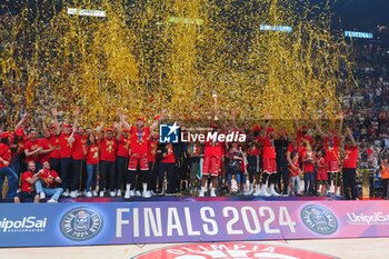 2024-06-13 - players and supporters of EA7 Emporio Armani Olimpia Milano celebrate the victory of the italian title - GAME 4 FINAL - EA7 EMPORIO ARMANI MILANO VS VIRTUS SEGAFREDO BOLOGNA - ITALIAN SERIE A - BASKETBALL