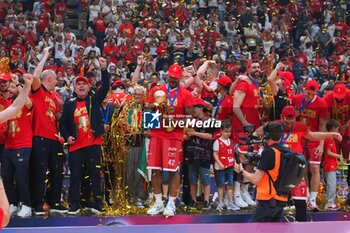 2024-06-13 - players and supporters of EA7 Emporio Armani Olimpia Milano celebrate the victory of the italian title - GAME 4 FINAL - EA7 EMPORIO ARMANI MILANO VS VIRTUS SEGAFREDO BOLOGNA - ITALIAN SERIE A - BASKETBALL