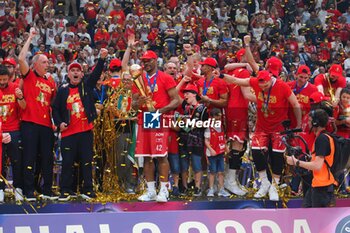 2024-06-13 - players and supporters of EA7 Emporio Armani Olimpia Milano celebrate the victory of the italian title - GAME 4 FINAL - EA7 EMPORIO ARMANI MILANO VS VIRTUS SEGAFREDO BOLOGNA - ITALIAN SERIE A - BASKETBALL