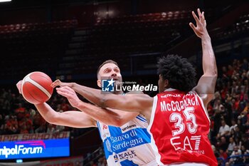 2024-10-06 - Miralem Halilovic (Banco di Sardegna Sassari) & David McCormack (EA7 Emporio Armani Olimpia Milano) - EA7 EMPORIO ARMANI MILANO VS BANCO DI SARDEGNA SASSARI - ITALIAN SERIE A - BASKETBALL