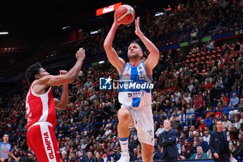 2024-10-06 - Miralem Halilovic (Banco di Sardegna Sassari) - EA7 EMPORIO ARMANI MILANO VS BANCO DI SARDEGNA SASSARI - ITALIAN SERIE A - BASKETBALL