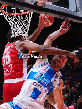 2024-10-06 - David McCormack (EA7 Emporio Armani Olimpia Milano) & Miralem Halilovic (Banco di Sardegna Sassari) - EA7 EMPORIO ARMANI MILANO VS BANCO DI SARDEGNA SASSARI - ITALIAN SERIE A - BASKETBALL