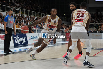 2024-10-05 - Aamir Simms of Umana Reyer Venezia carries the ball during the match between Dolomiti Energia Trentino and Umana Reyer Venezia, regular season of LBA UnipolSai A1 Italian Basketball Championship 2024/2025 at il T Quotidiano Arena on October 5, 2024, Trento, Italy. - DOLOMITI ENERGIA TRENTINO VS UMANA REYER VENEZIA - ITALIAN SERIE A - BASKETBALL